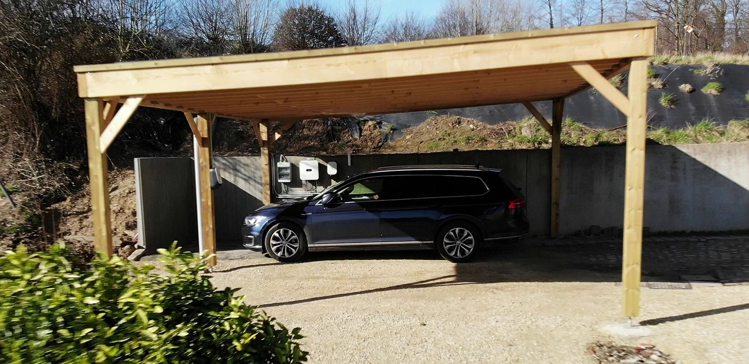 Abri voiture avec panneaux solaires