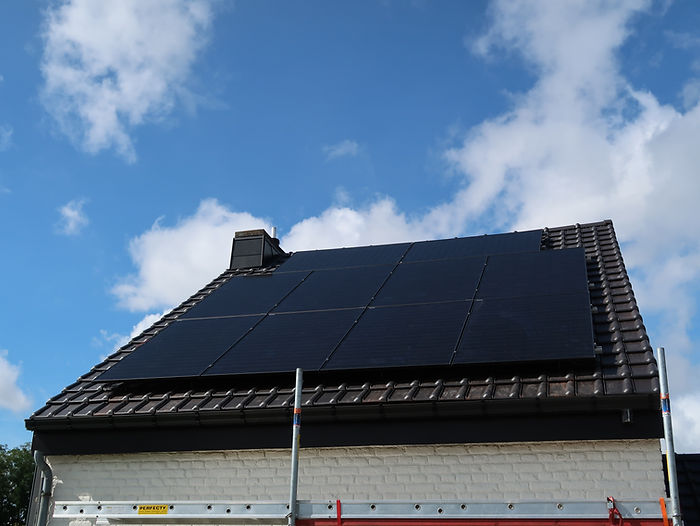 Maison blanche avec panneaux solaires sur le toit àBruxelles