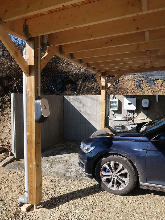 Carport solaire avec onduleur et borne de recharge pour véhicule électrique